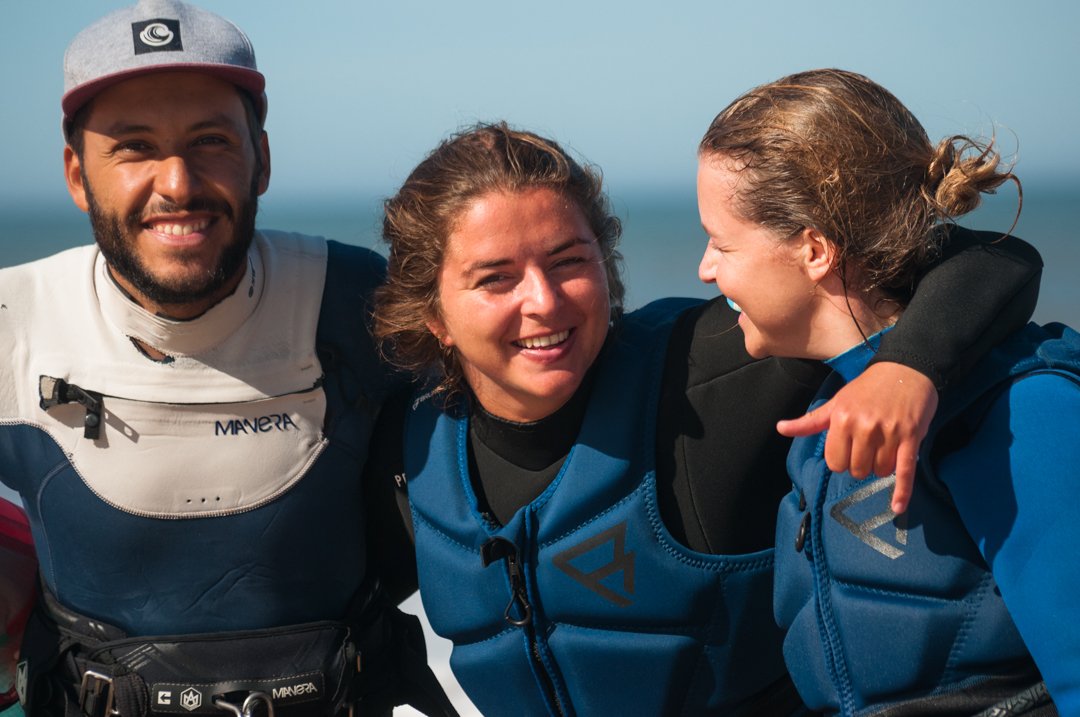 Friends smiling after their kitesurf lesson in Essaouira Morocco with their Kitesurf lessons