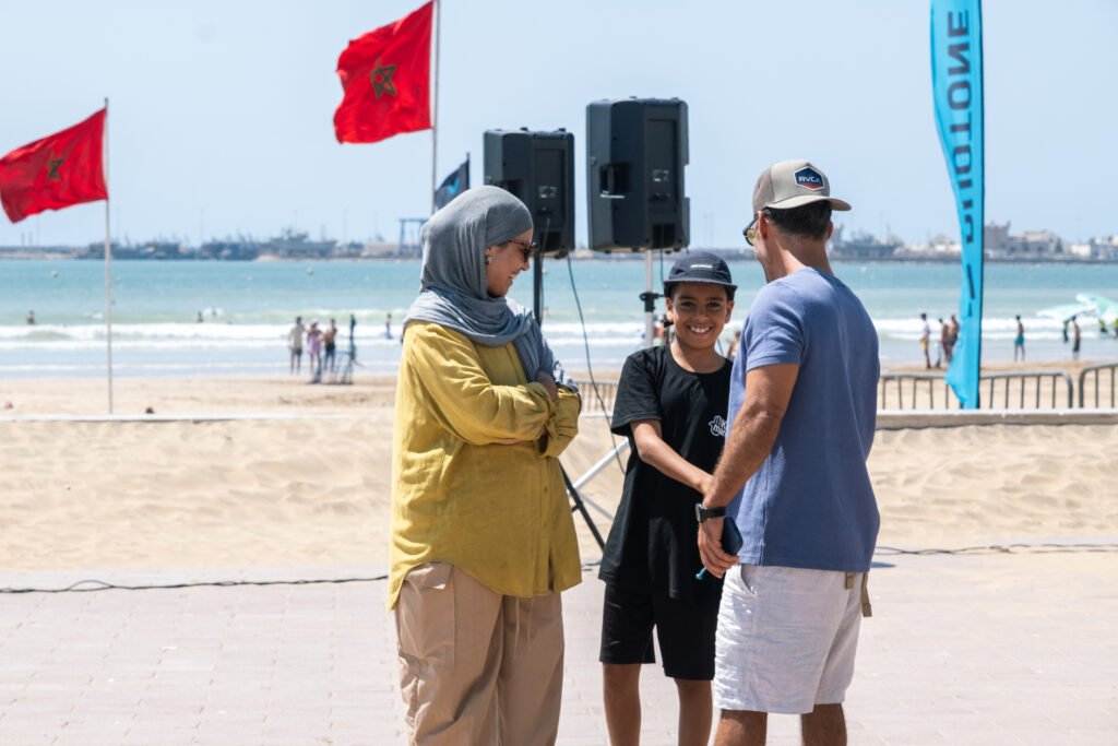 asma and soulymane with Nasser from explora at kitesurf competition at Essaouira beach in Morocco for association juene essaouira sports nautique